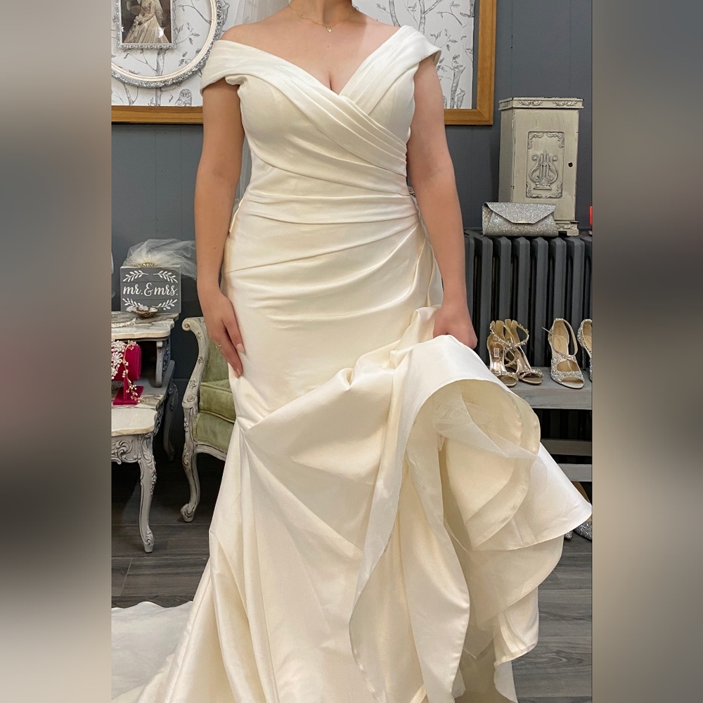 MAKE AN OFFER! Morilee Stacey Wedding Gown- Ivory, Size 12 - Picture 3 of 11